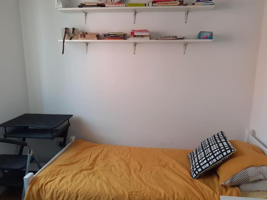 Greatly Located/parking/balcony/2 Bathrooms Apartment *